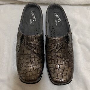Easy Street Croc-Embossed Metallic Clogs
